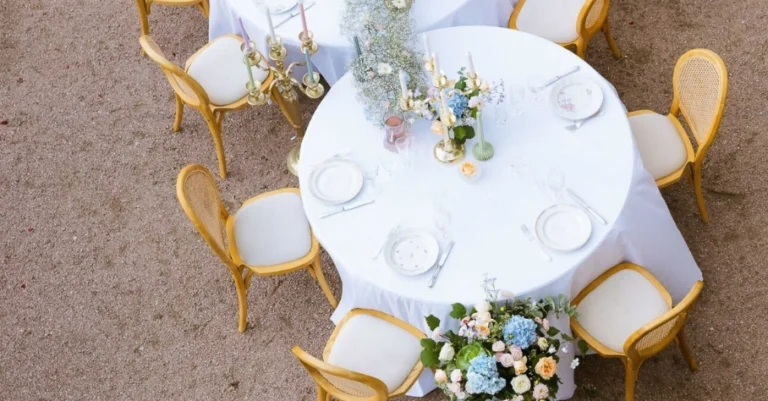 décoration de mariage thème Bridgerton comment recréer la scénographie ?