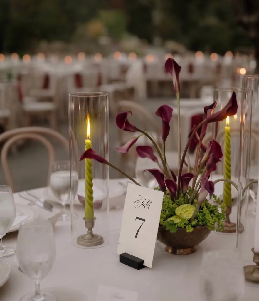 Centre de table de mariage sur pique-fleurs avec peu de fleurs, table banquet près de Vichy