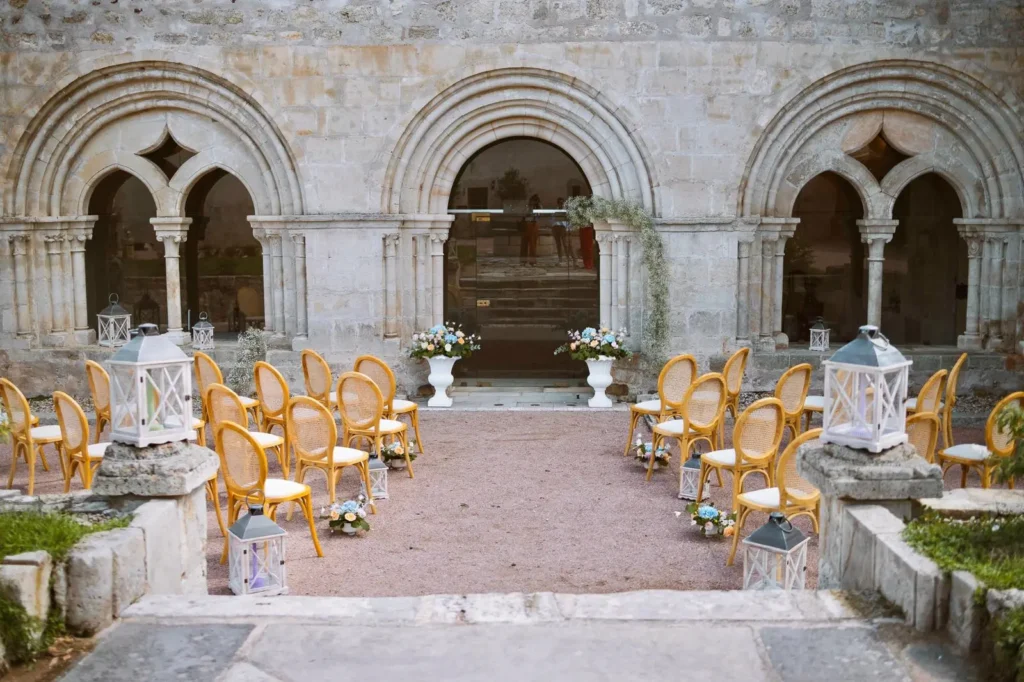 Arche cérémonielle fleurs pastel thème Bridgerton — Abbaye Saint-Gilbert