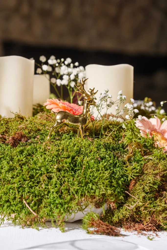 Centre de table de mariage en mousse végétale, avec gerberas, bougies ivoire et animaux dorés —You You and Me