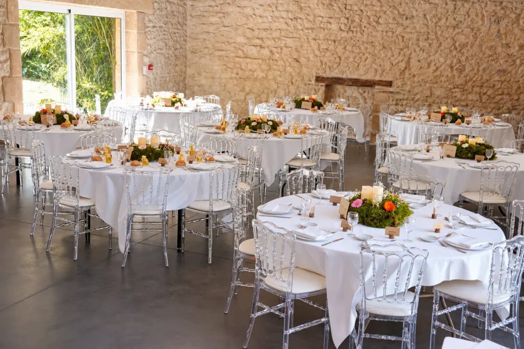 Salle de mariage avec tables rondes et décoration sur le thème de la forêt enchantée — You You and Me