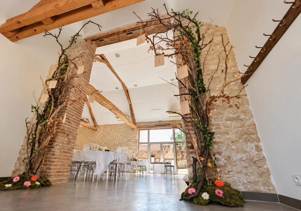 Plan de table de mariage en branches, lierre et petites lumières sur deux piliers — You You and Me"